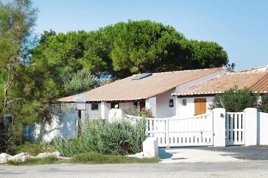 Holiday Home With Shared Pool Сент-Марі-де-ла-Мер Екстер'єр фото