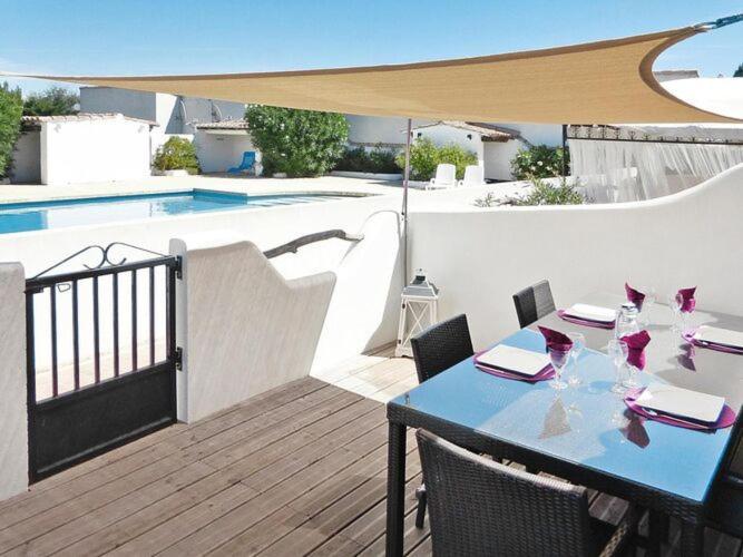 Holiday Home With Shared Pool Сент-Марі-де-ла-Мер Екстер'єр фото